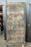 Alte Holztür mit Metallverstärkung
