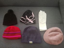Hüte Lot und ein paar Handschuhe