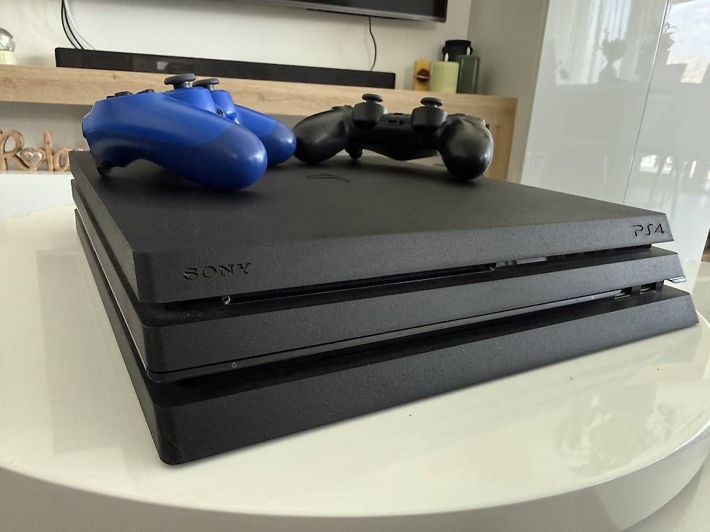 Sony Console: PS4 Pro + 2 Controller + Sony-Ladestation + 4 Spiele – Usato da Cureglia venduto da pie_j2zm 1