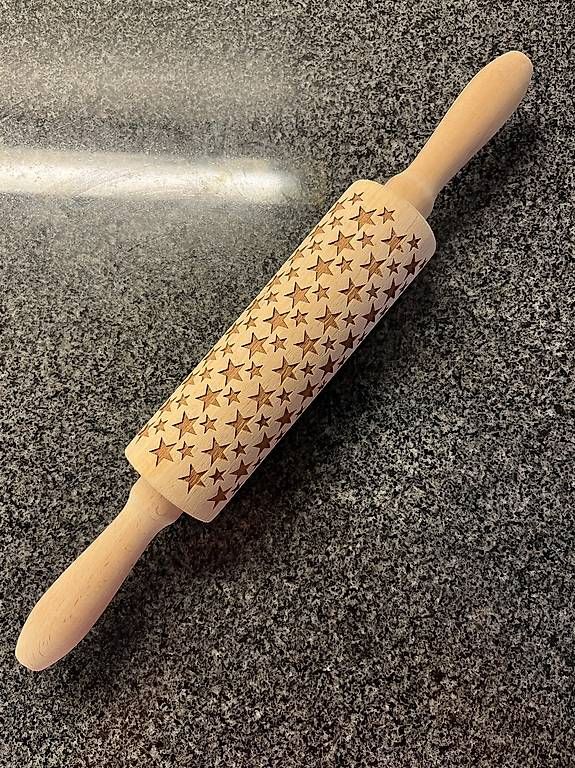 Elettrodomestici da cucina: Teigroller aus Holz mit Gravur – Usato da Erlinsbach SO venduto da SmilingTiki