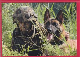 HUNDEFÜHRER MIT SCHUTZHUND AUF BEOBACHTUNGS- UND HORCHPOSTEN