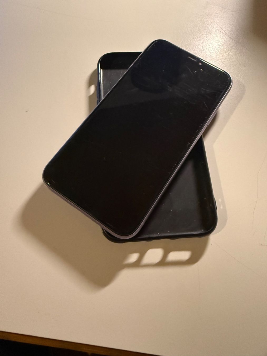 Apple Telefoni cellulari / Smartphones: iPhone 11 (64GB) Hellviolett – Usato da Tuggen venduto da Cedi_3009