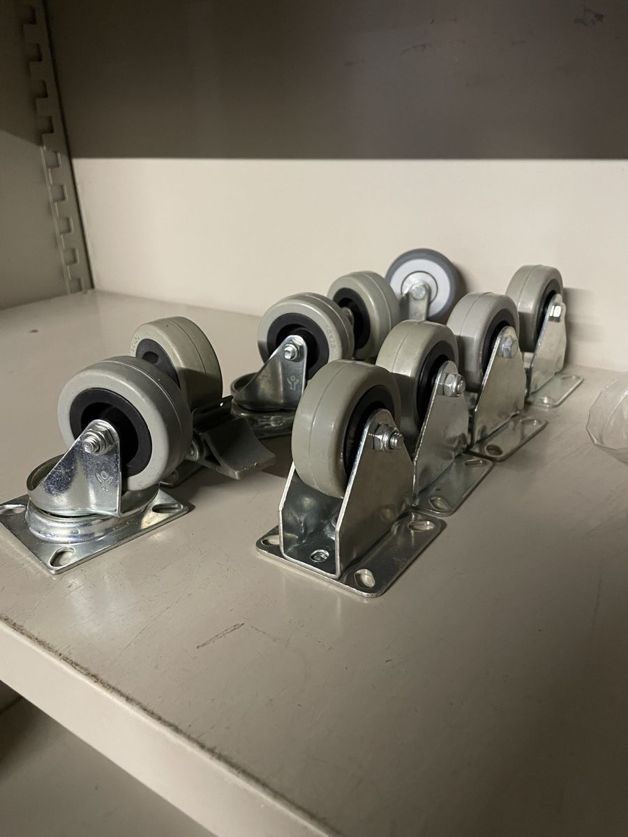 Altro per stoccaggio & trasporto: Konvolut 8 Rollen mit Platte neu – Nuovo (secondo la descrizione) da Adligenswil venduto da Decor-Tech