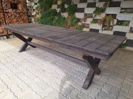 Massiver Gartentisch aus Holz dunkel gebraucht