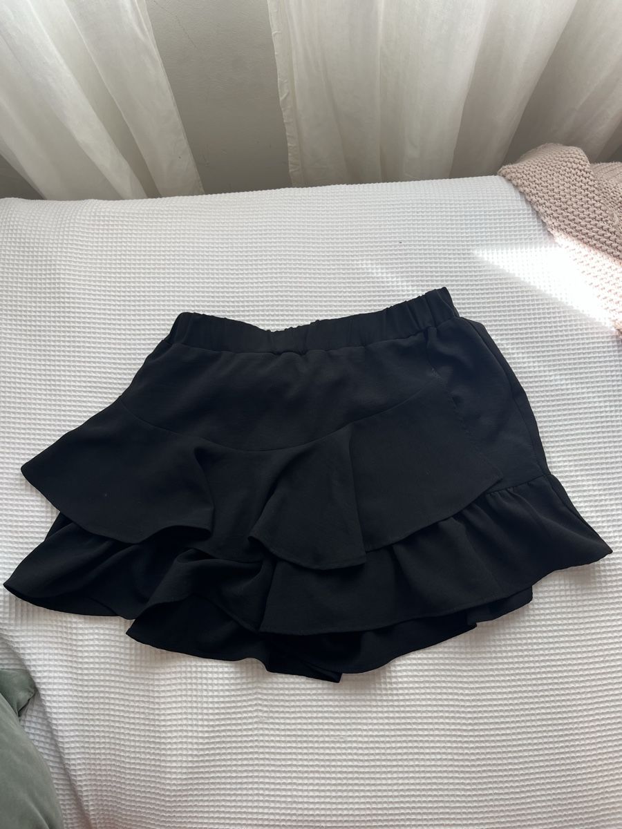 Zara Gonne: ZARA, black skirt with shorts.  – Usato da Mies venduto da sgr_887d 2