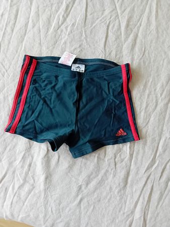 Adidas Badehose, schwarz mit roten Streifen, Größe 152