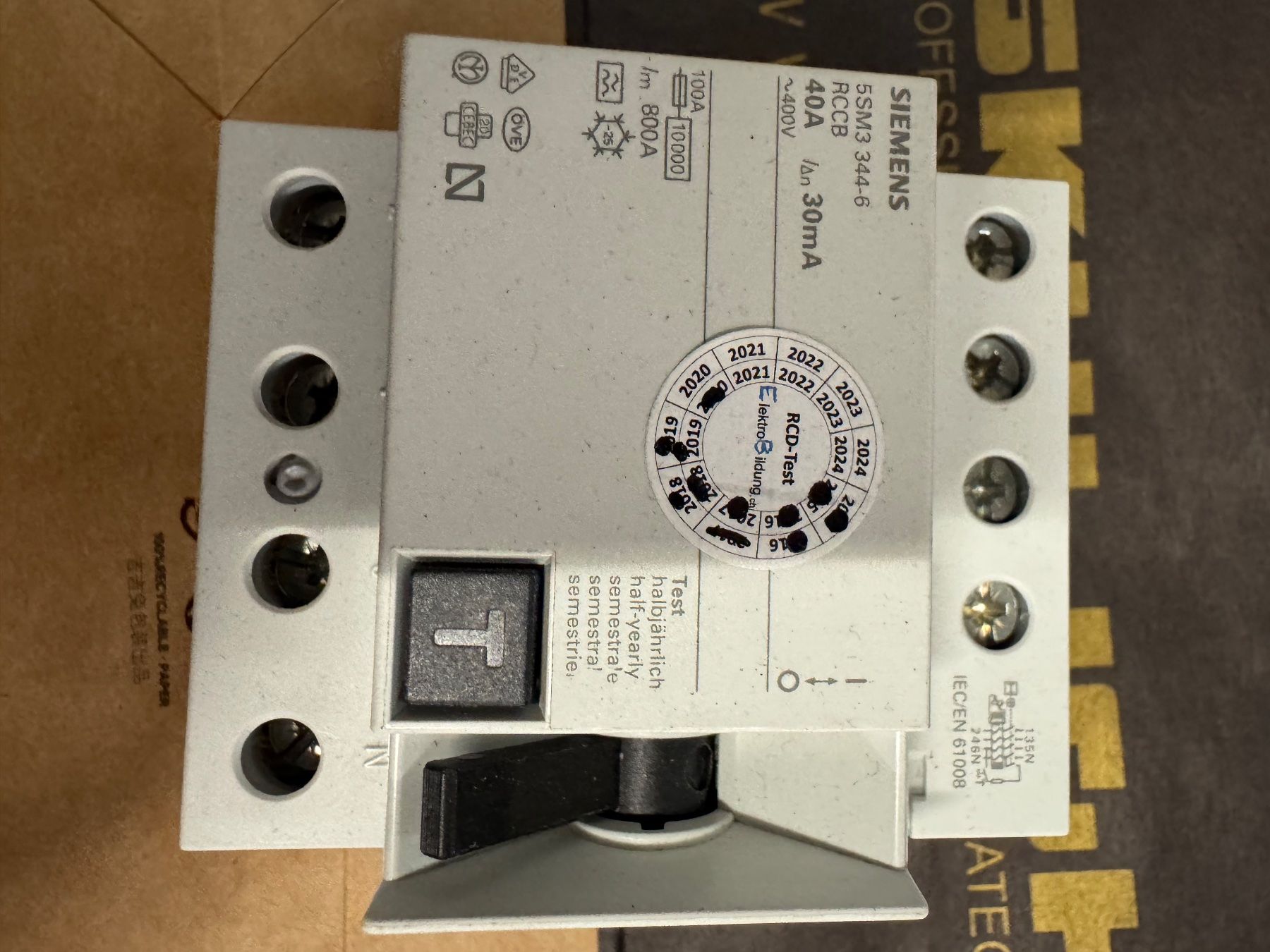 Siemens Interruttori: Siemens FI 40A 0.03mA – Usato da Eiken venduto da Skylight