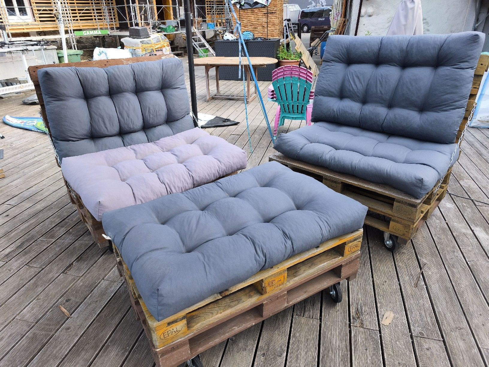 Divani: cooles Paletensofa mit Fussteil mit Polstern und Raedern – Usato da Göschenen venduto da kai_9ppg 7