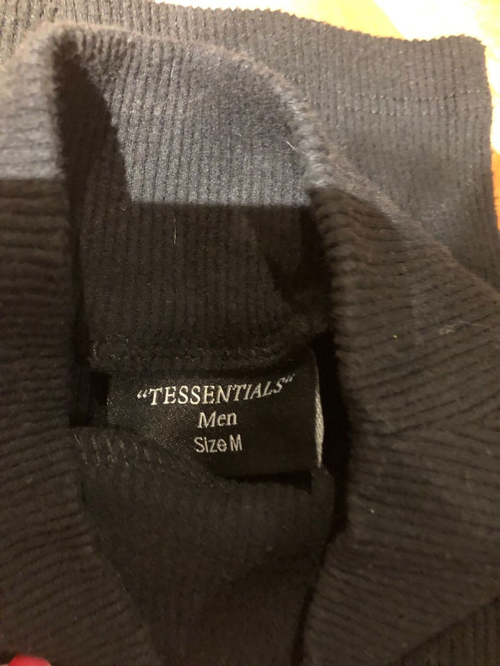 Maglioni & Felpe: Schwarzer "TESSENTIALS" Rollkragenpullover Grösse M – Usato da Andwil SG venduto da schmei 2