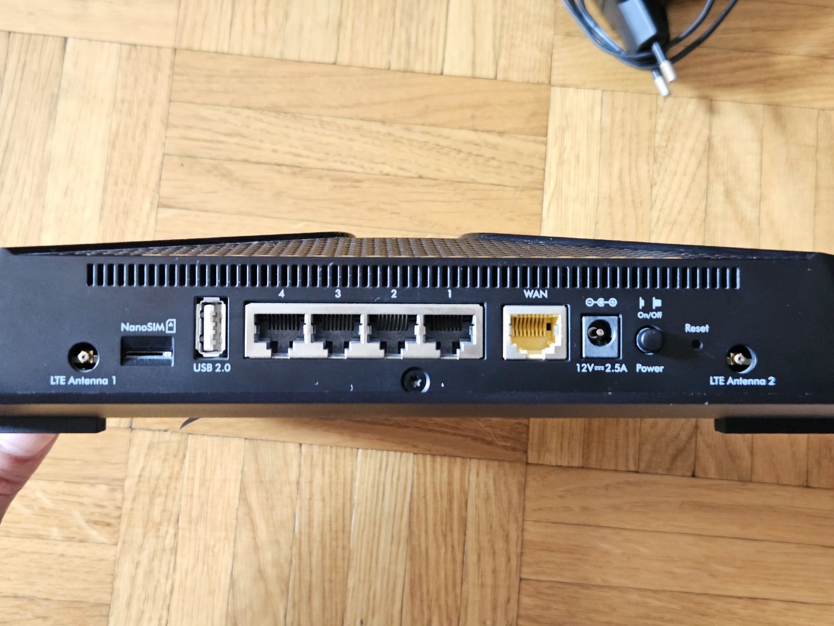 Netgear Modem & Router: Netgear Nighthawk LAX20 4G LTE  – Usato da Vevey venduto da Photech 1