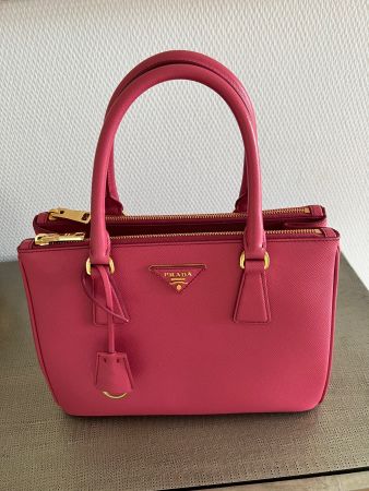 Prada Galleria-Handtasche; Farbe Peonia, mit Schulterriehmen