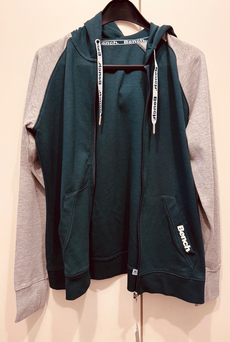 Bench Giacche: Sweat à capuche BENCH, bicolore vert-gris, taille 44/46 – Nuovo e nell'imballaggio originale da Genève venduto da OnSale 1