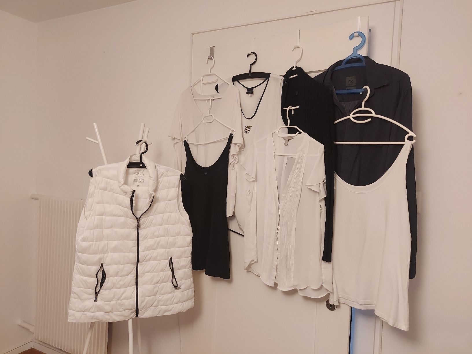 Lots de vêtements: 8 Oberteile – D'occasion à Biel/Bienne par mas_fx95