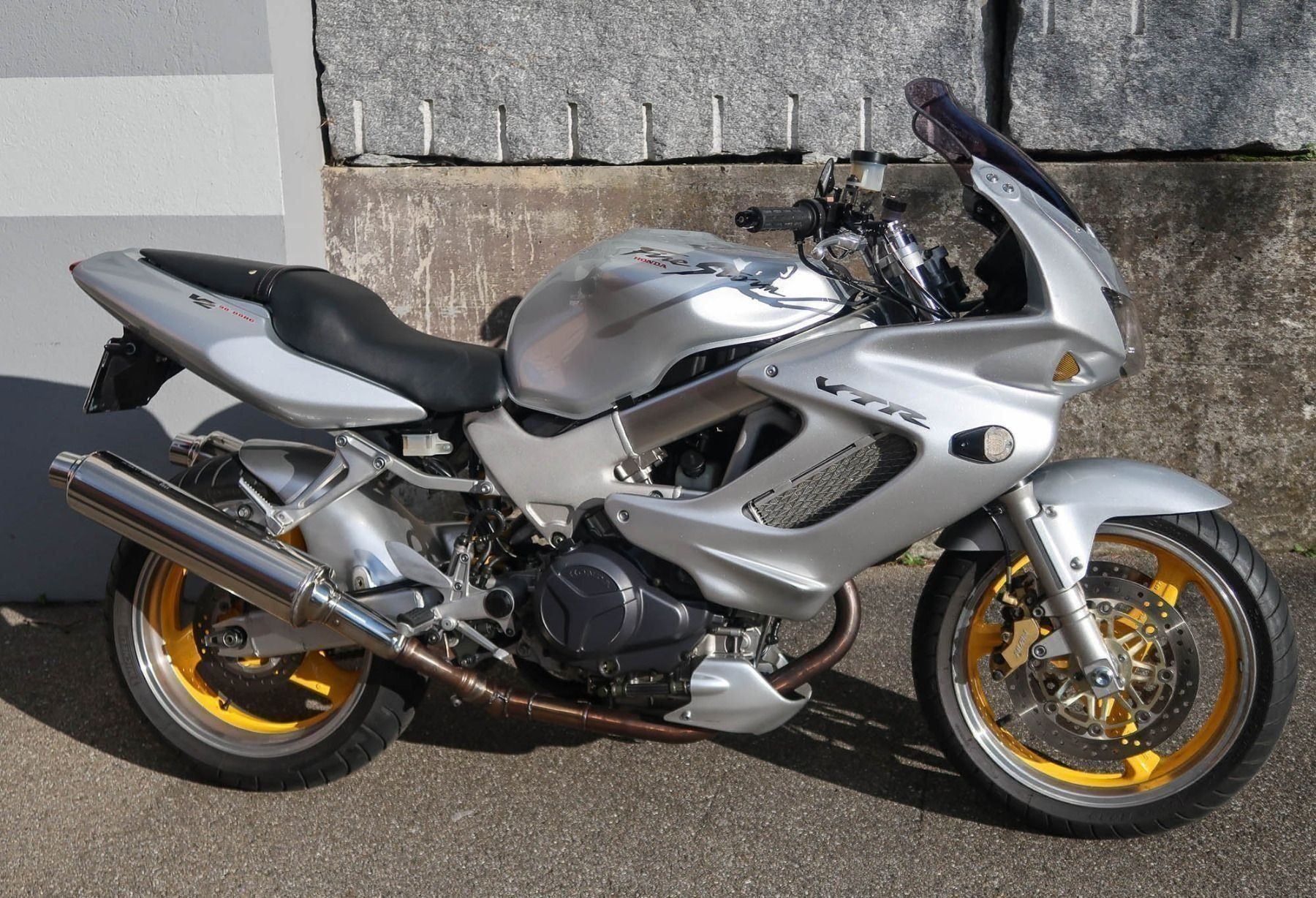 Honda Strada: Honda VTR 1000F – Usato da Unterlangenegg venduto da vitas 1
