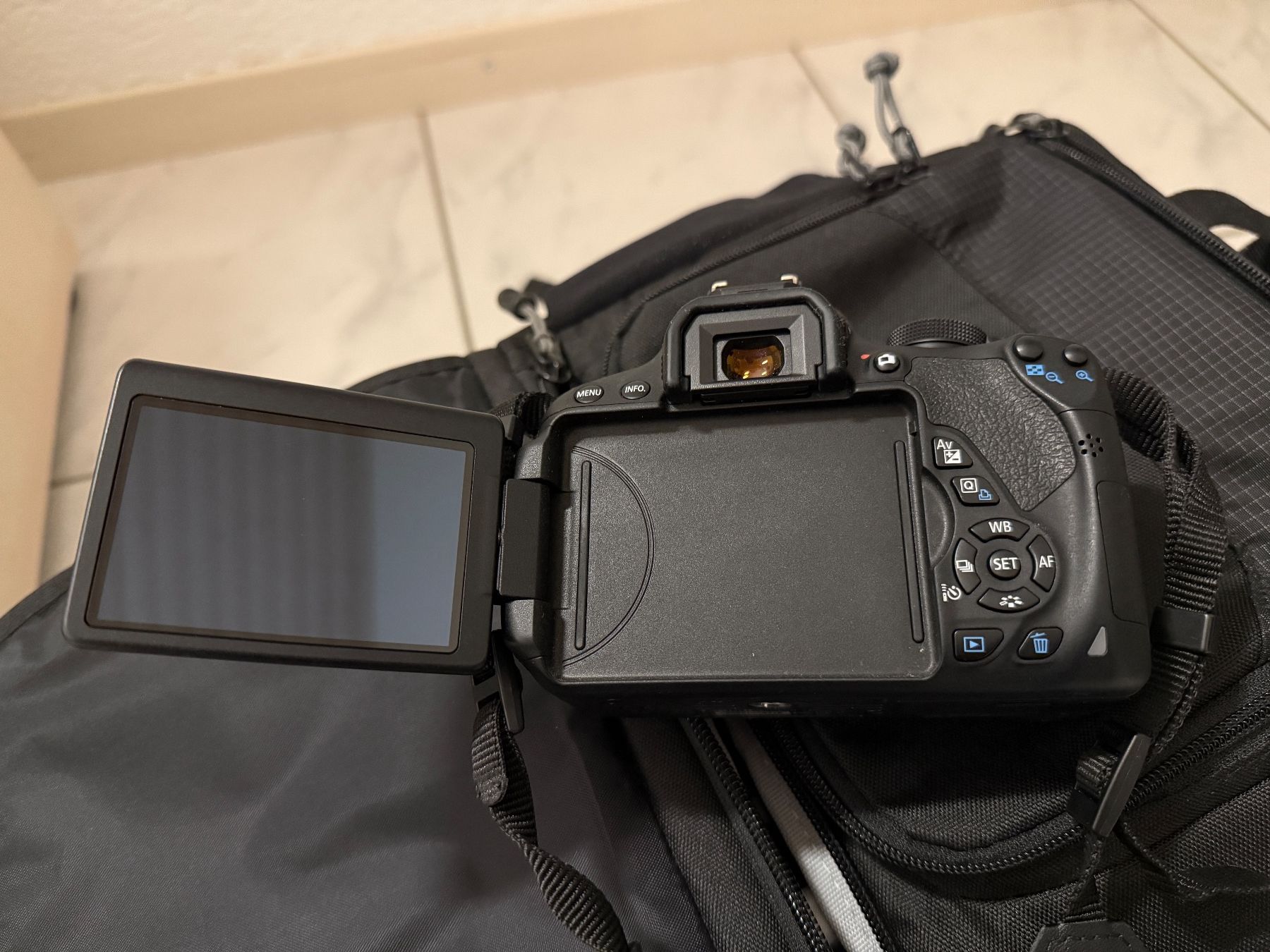 Canon Fotocamera: KAMERA SET - DSLR Canon EOS 700D – Usato da Varen venduto da xen 2