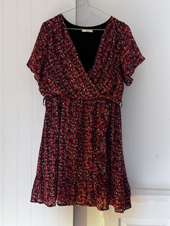 Kleid mit Blumenmuster Grösse M guter Zustand