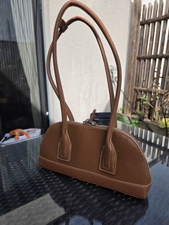Sac à main Zara marron forme demi-lune état neuf
