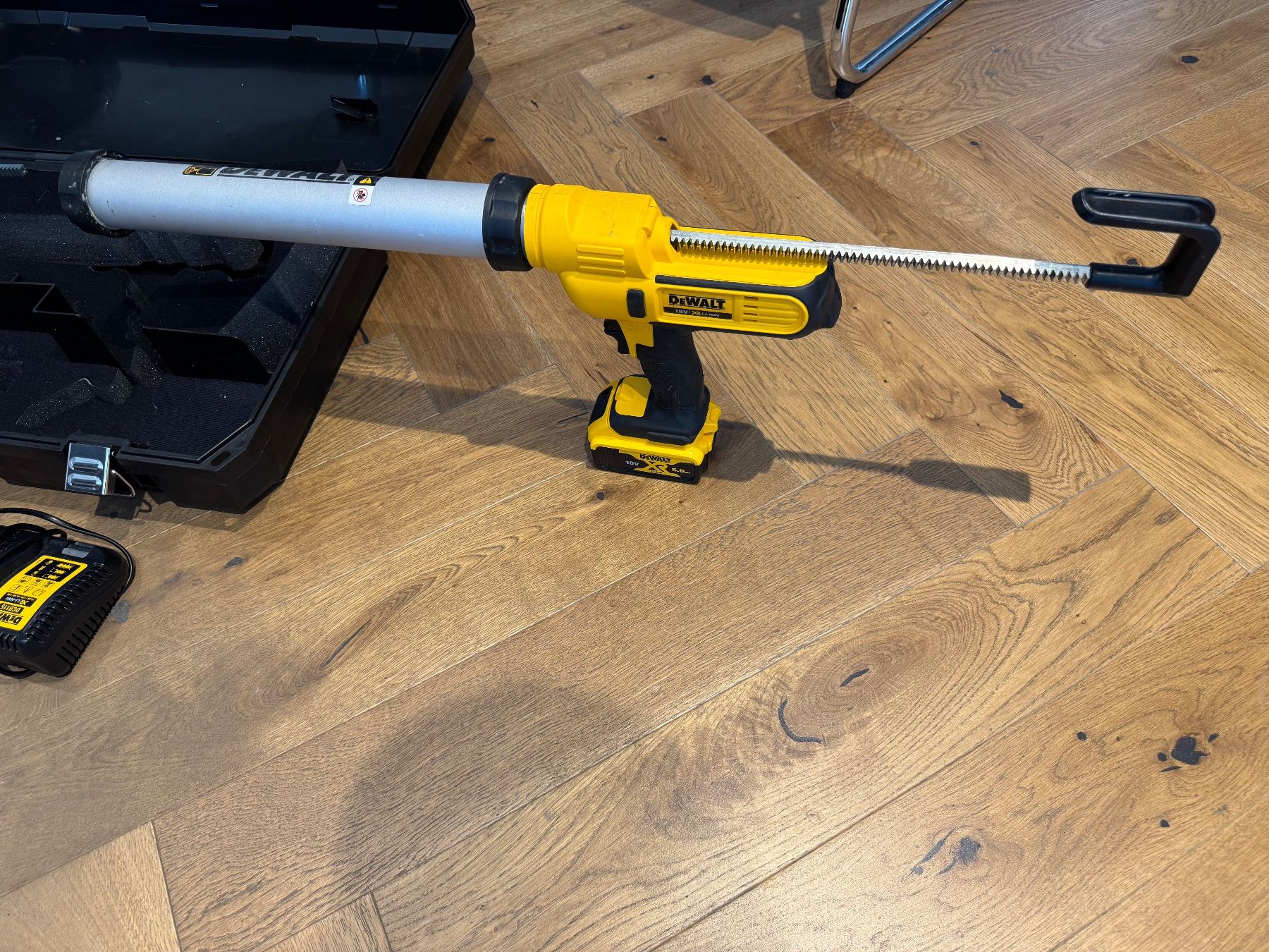 Dewalt Tutti gli attrezzi: DeWalt Akku-Kartuschenpistole DCE581NK – Usato da Dietlikon venduto da HighspeedUmzug 4