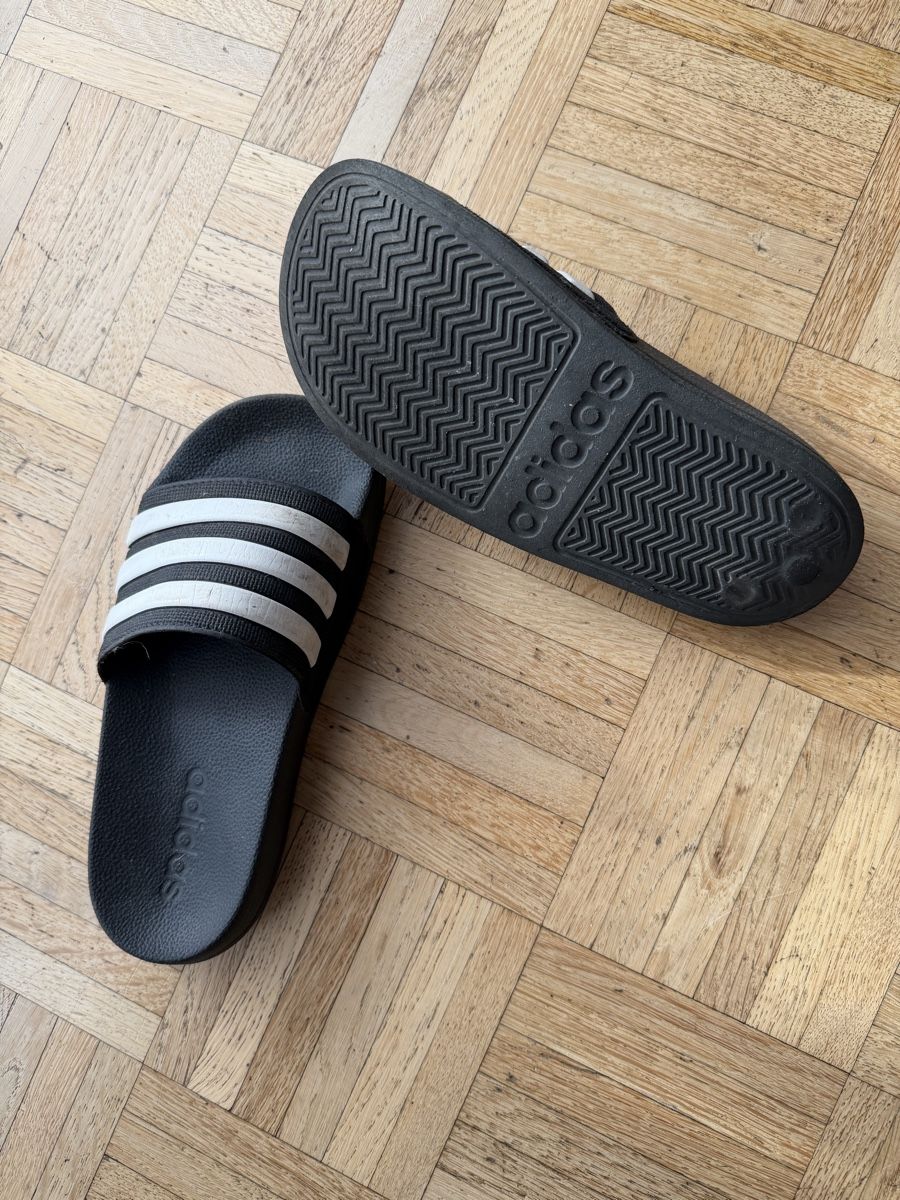 Adidas Scarpe per ragazzi: Claquettes Adidas 32 – Usato da La Tour-de-Peilz venduto da Leeleeka 1