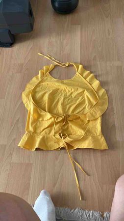 Top donna giallo con volant, allacciatura al collo