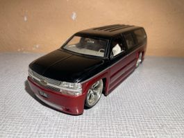 Chevrolet Suburban 2003 1:18 30cm Jada Toys