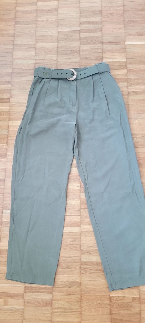 Pantalons: Rinascimento Khaki Stoffhose Gr.S mit Gürtel, – D'occasion à Emmenbrücke par gatasalvache 1