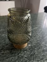 Glasvase mit Holzsockel und Leuchte