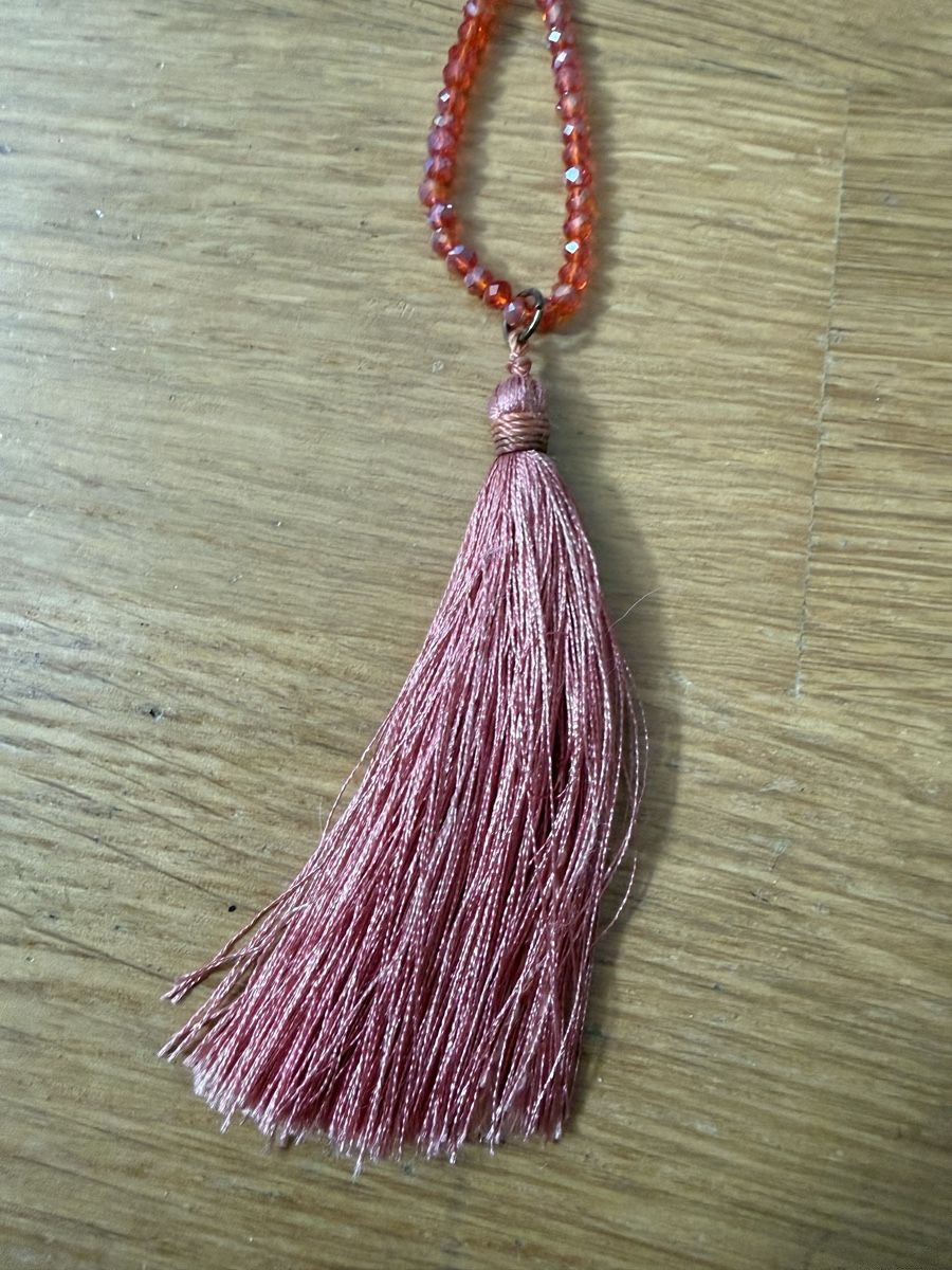 Colliers: Kette mit Quaste rot/pink einreihig neu – D'occasion à Richterswil par cobruetsch 1