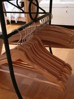 30 Kleiderbügel aus Holz / Holzbügel