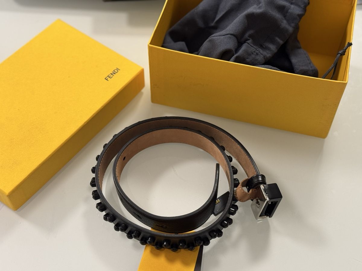 Fendi Cinture: Fendi Black Leather Belt with Studs – Nuovo e nell'imballaggio originale da Luzern venduto da Antiquesonline 1