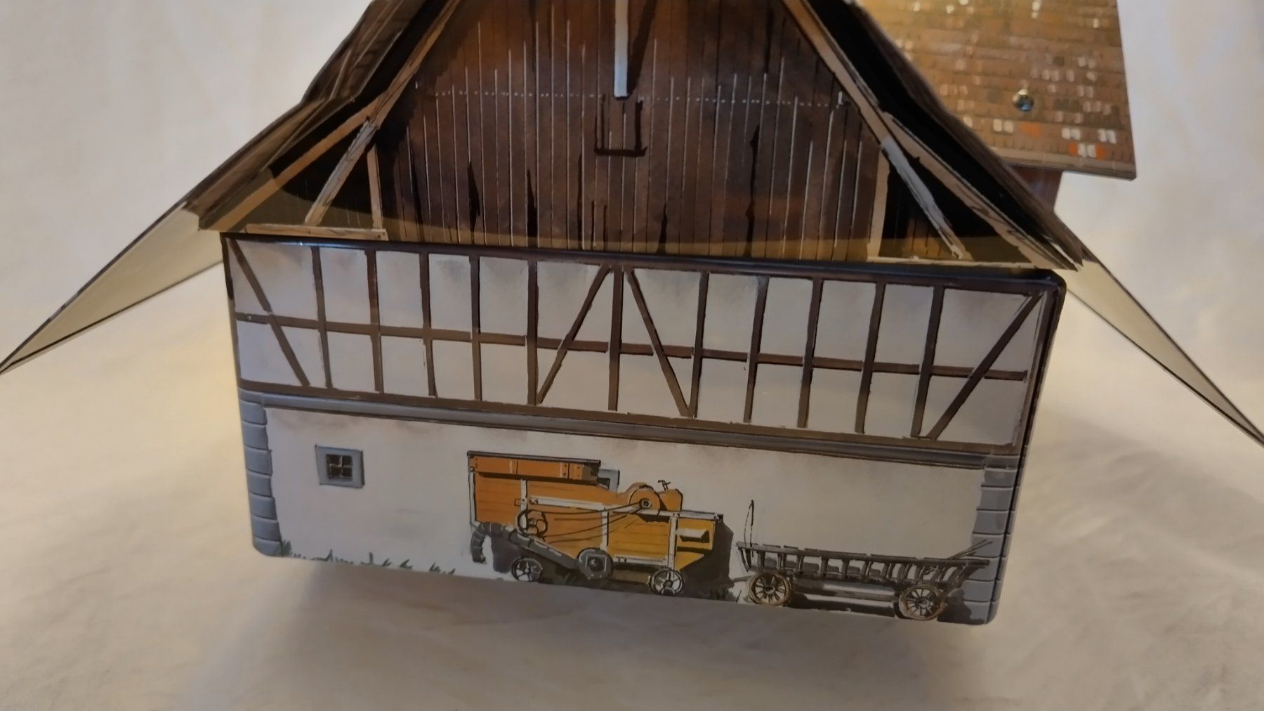 Altro in Decorazioni & Accessori: Grosse Blechdose "Bauernhaus" / Läckerli Huus Basel – Usato da Bellach venduto da JingleJerry 3