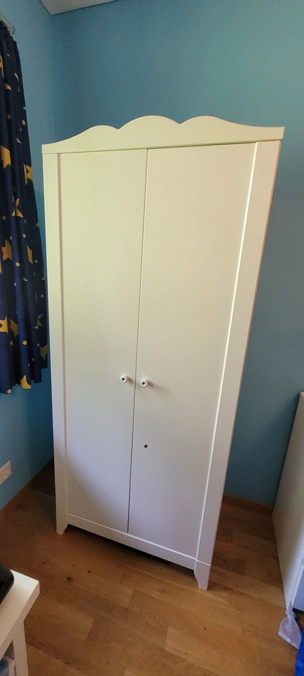 Weisser IKEA Hensvik Kinderkleiderschrank, guter Zustand (Gebraucht) in Zürich für CHF 69 – nur Abholung auf Ricardo kaufen