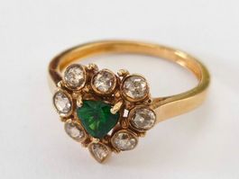 Goldring mit Smaragd und Diamanten Herzdesign