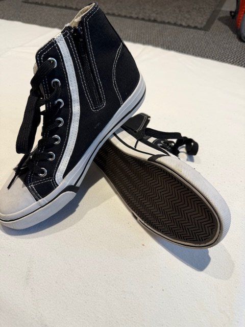 Scarpe da uomo: Coole schwarze High-Top Sneaker, Grösse 36 – Usato da Lenggenwil venduto da Reto888 1