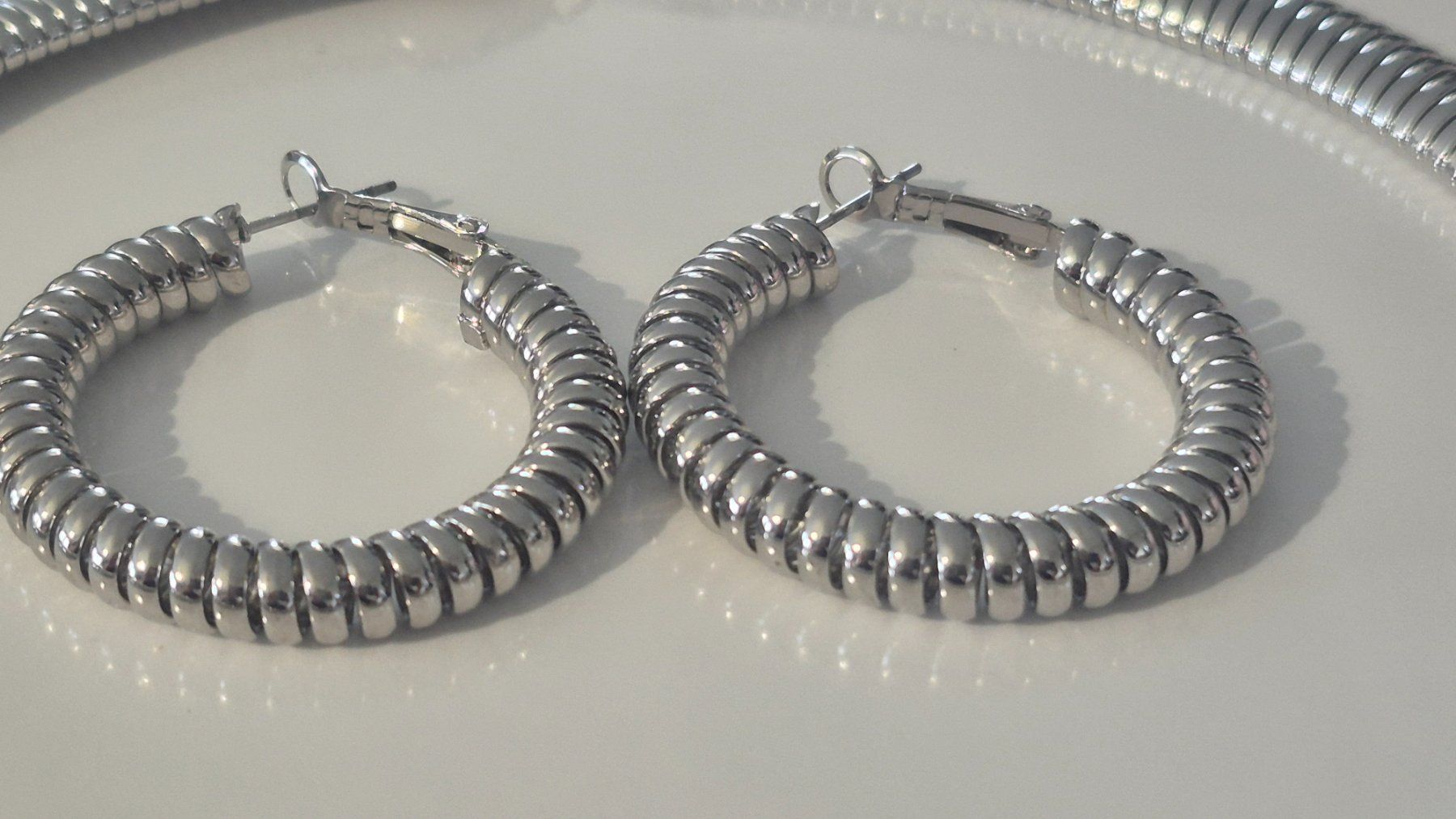 Altri gioielli: Set collana e orecchini cerchio effetto molla argento – Nuovo (secondo la descrizione) da Giubiasco venduto da Stefaniav 3