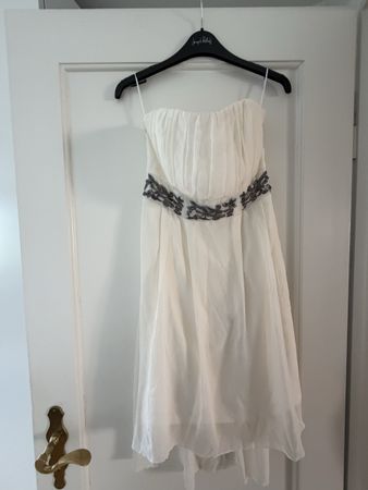 Trägerloses Kleid weiss mit Verzierung guter Zustand