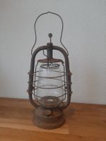 Alte, verrostete Petrollampe
