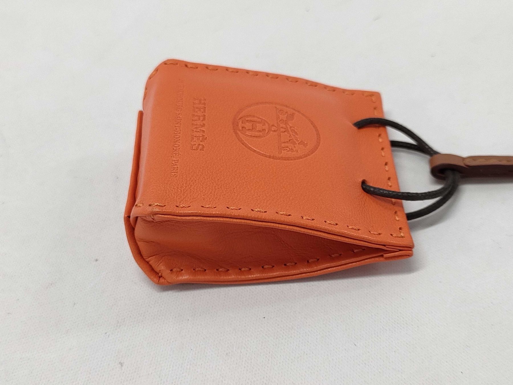 Hermès Schlüsselanhänger & - bänder: Hermes Sac Orange Bag Charm – Gebraucht aus St. Gallen von Love_Luxury 1