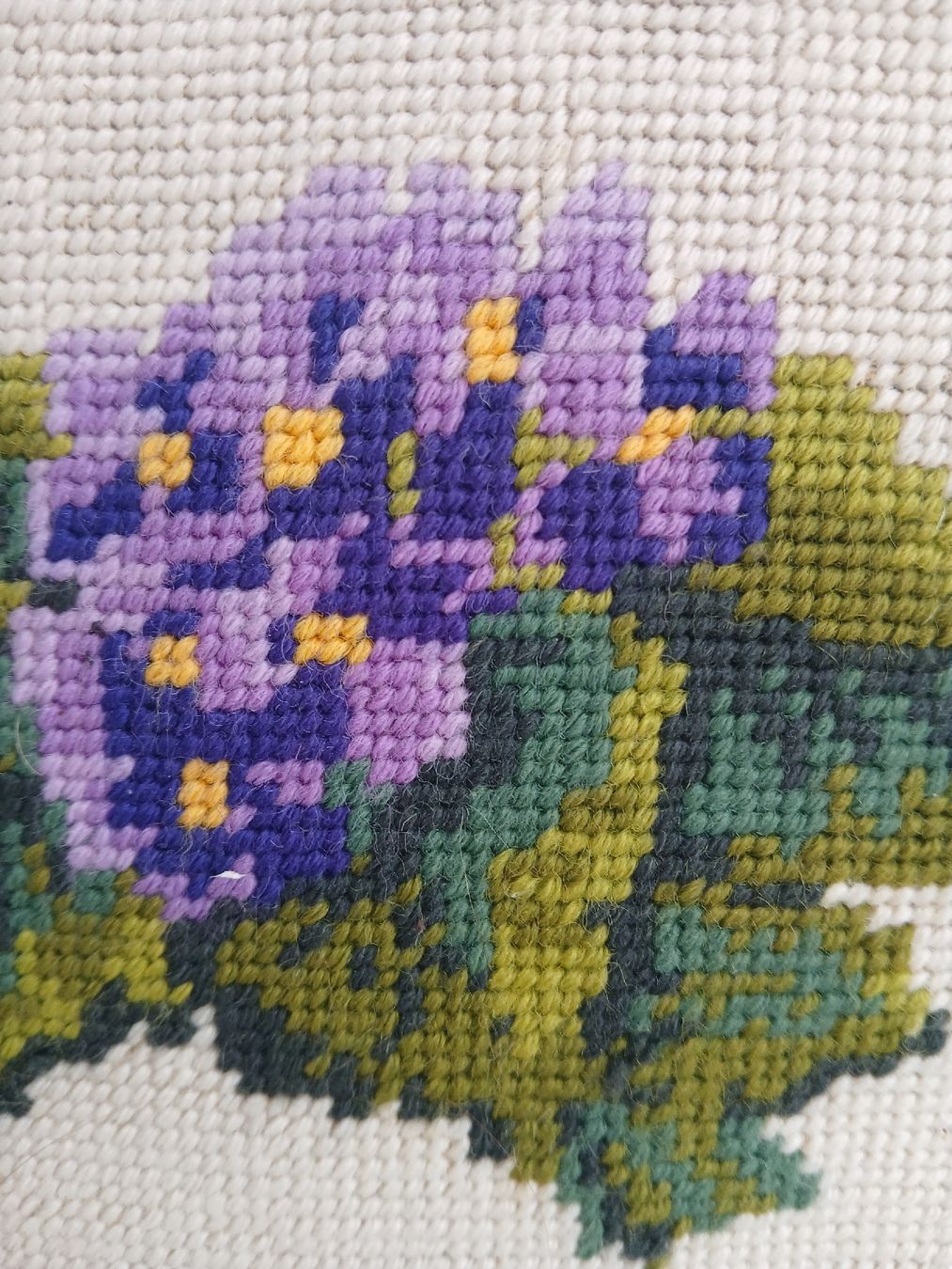Cerchi da ricamo: Vintage Framed Needlepoint Violet Flower Picture Decor – Usato da Dübendorf venduto da rol_fm6d 1