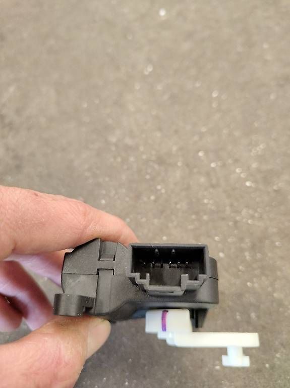 Tutti pezzi di ricambio auto: Seat  Stellmotor entfrosten – Usato da Ebnat-Kappel venduto da Hasli17 1