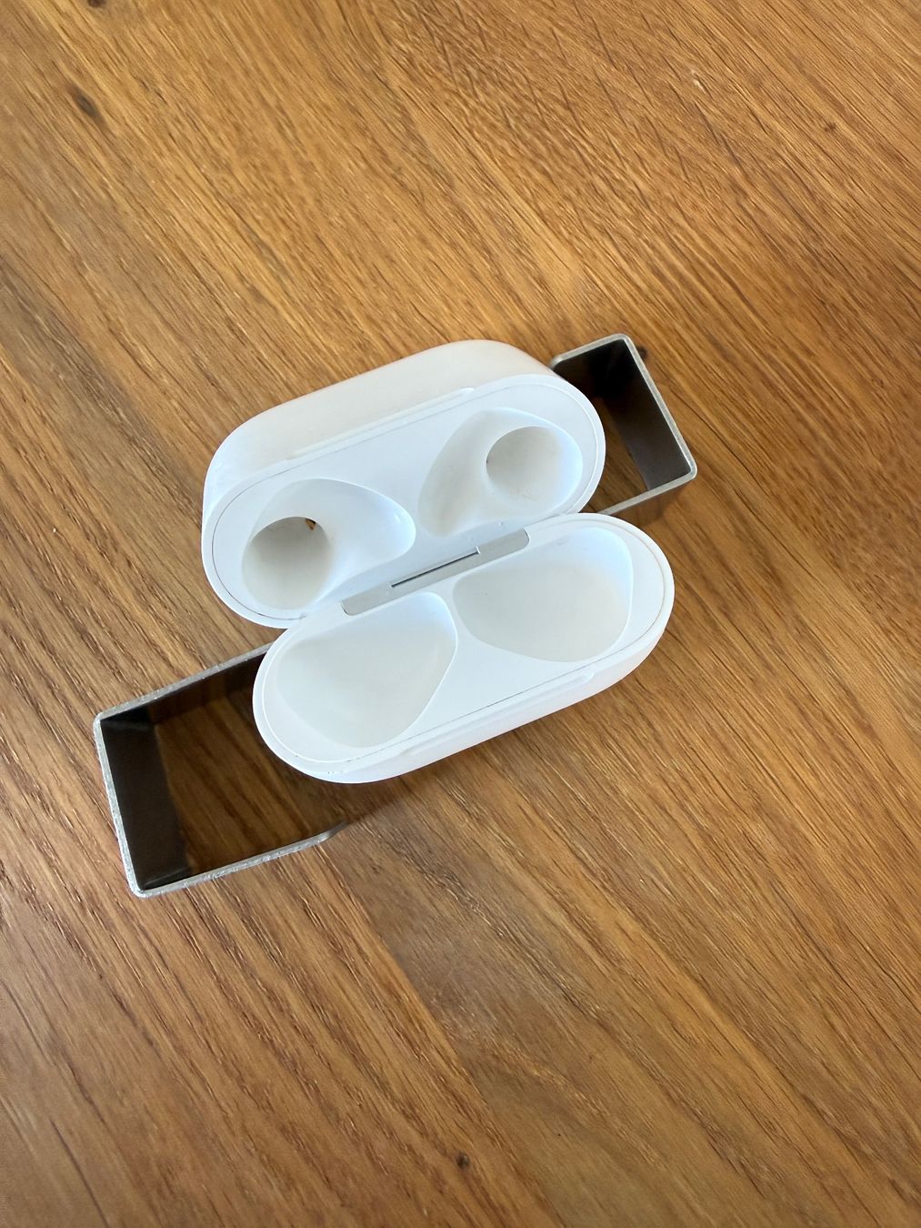 Apple Cuffie: APPLE AirPods 4 Charging Case – Usato da Lausanne venduto da Nine1982 2