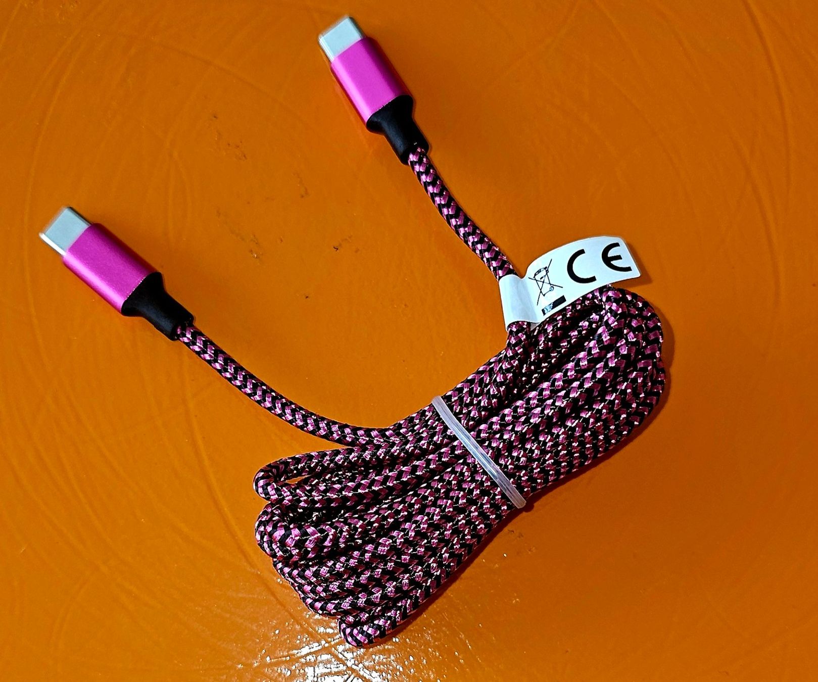 Câbles: USB-C Lade und Datenkabel, 2M Lang – Neuf (Voir description) à Kreuzlingen par UAE 1