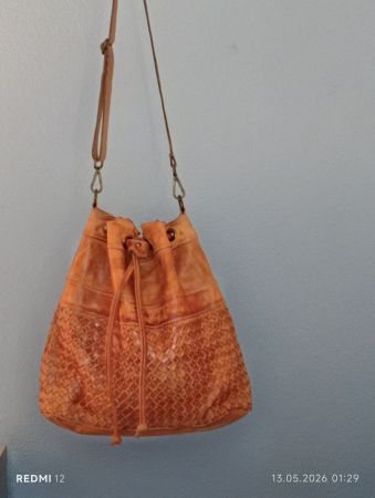 Vintagestile Lederumhängetasche cognac