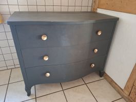 Charmante alte Kommode in Grau – Vintage-Unikat