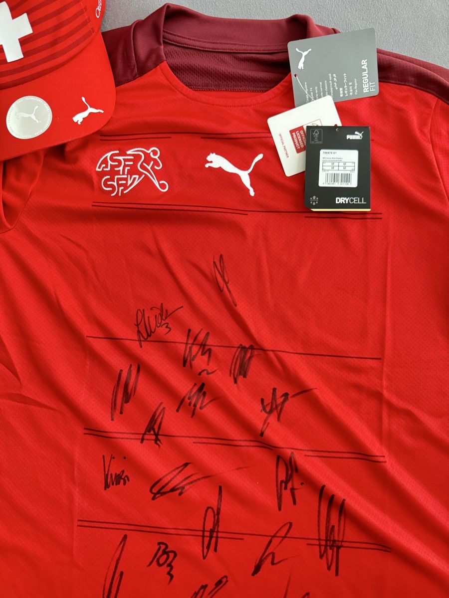 Puma Leibchen & Hosen: Trikots Schweiz Nationalmannschaft  – Neu und originalverpackt aus Turgi von Wmile 4