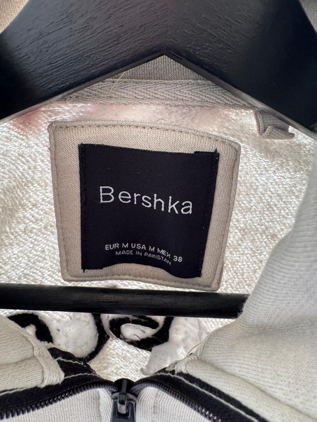 Bershka T-Shirts: Pull Bershka Taille M, Beige – Gebraucht aus Blonay von lucy20102012 2