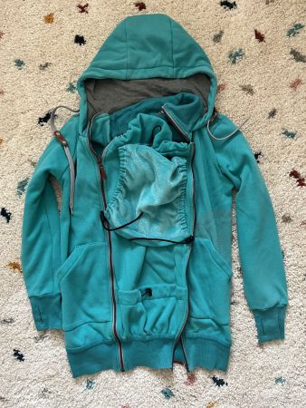 Toller Babytragepullover in Türkis für den Winter