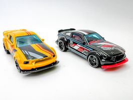 Mustang 2005 Hot Wheels 2 x Vitrinenmodell