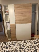 Schwebetürenschrank weiss/Holzoptik gebraucht mit Schubladen