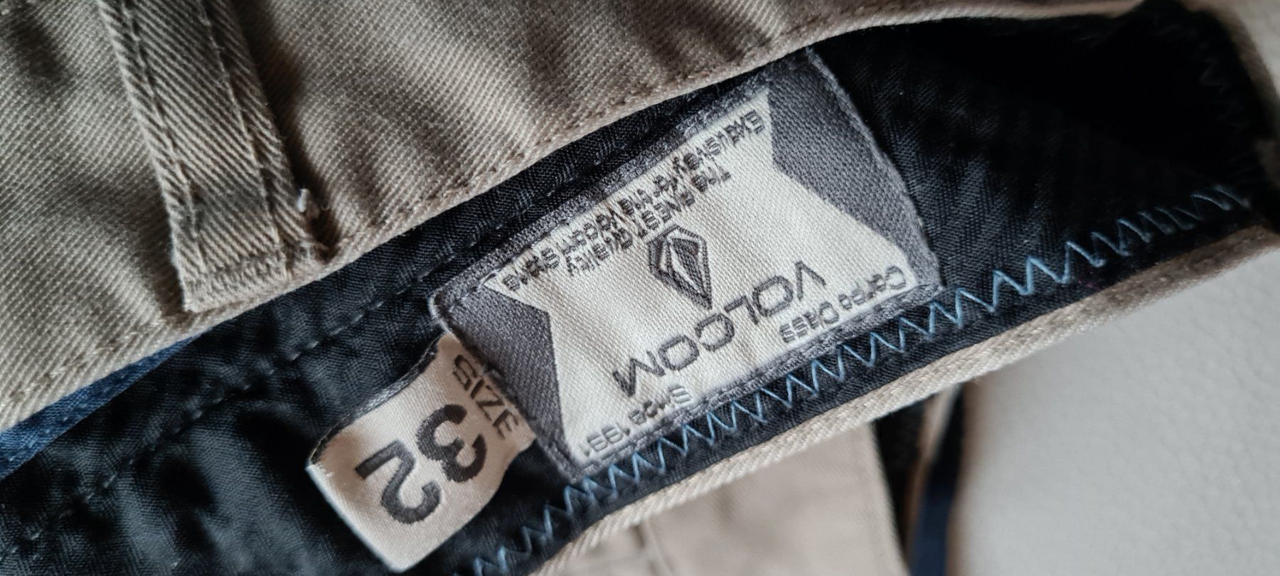 Volcom Pantalons: Coole VOLCOM Hose gr.32 und Joy Shirt cool – D'occasion à Ferden par jemyce 1